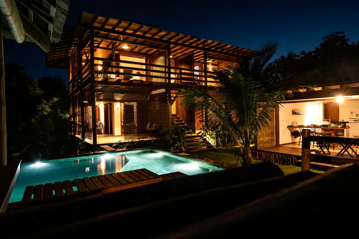Vila Santa Mónica — piscina à noite